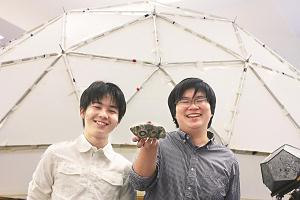 村尾光太郎さん（右）と三嶋慶彦さんの写真