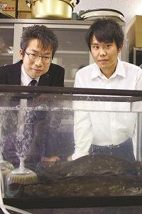 有路昌彦さんと大学院生の和田好平さんの写真