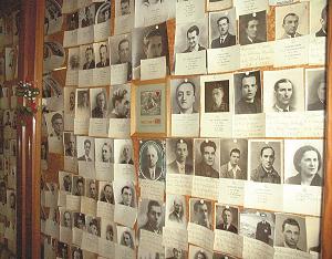 博物館に飾られている犠牲者の写真