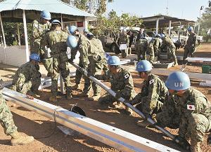 国連施設内で、カンボジアＰＫＯ部隊の病院職員施設建設を支援する陸上自衛隊ＰＫＯ派遣部隊の写真
