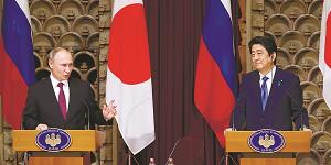 共同記者会見に臨む安倍晋三首相（右）とロシアのプーチン大統領の写真