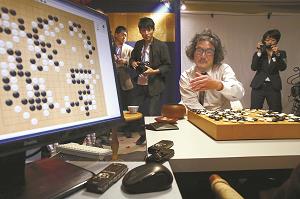 国産の囲碁ＡＩ「Ｄｅｅｐ　Ｚｅｎ　Ｇｏ」との三番勝負を終え、感想を述べる趙ちょう治ち勲くん名誉名人（右から2人目）の写真