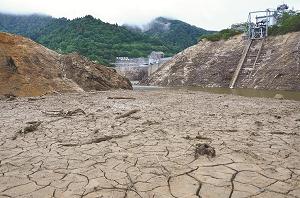 貯水率が10％まで下がった矢木沢ダムの奥利根湖の写真