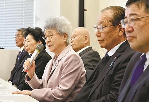 北朝鮮に拉致された被害者の「家族会」結成から２０年を迎え、記者会見で話す横田早紀江さん（中央）たちの写真