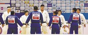 柔道の世界選手権の最終日、男女混合団体戦で初戦のモンゴル戦で勝った日本（白の柔道着）の写真