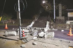 島根県大田市の倒壊した鳥居の写真