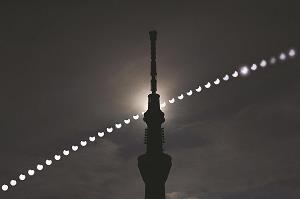 東京スカイツリーの背景で繰り広げられた部分日食の連続写真