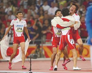 北京五輪の陸上男子４００メートルリレーでメダルを獲得し、チームメートと抱き合って喜ぶ末次さん