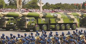 中国の軍事戦略の柱とされる中距離弾道ミサイルの「東風（ＤＦ）26」を写した写真