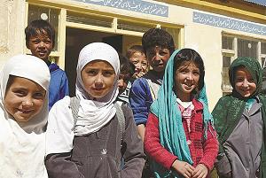 アフガニスタン中部バーミヤンの学校で学ぶ子どもたちの写真